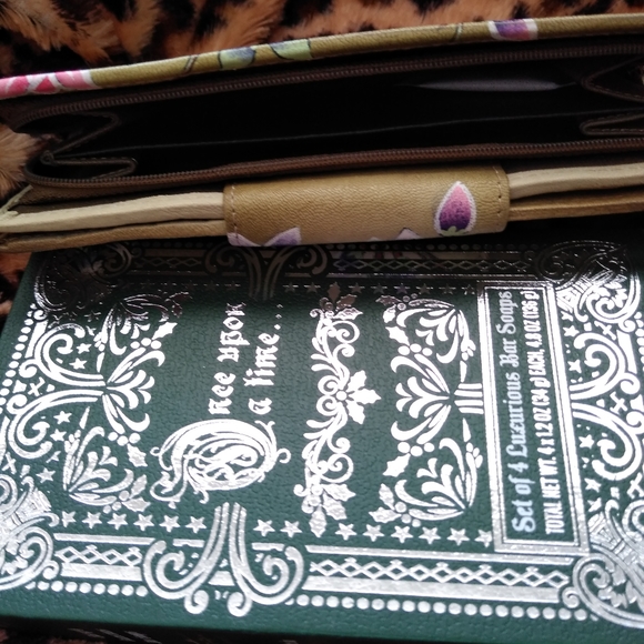 SUKRITI OLIVE FLORAL LEATHER RFID BI-FOLD WALLET - Picture 5 of 13